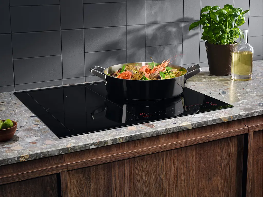 Варильна поверхня індукційна Electrolux 60 см розширена зона датчик кипіння Hob2Hood чорний - фото 2