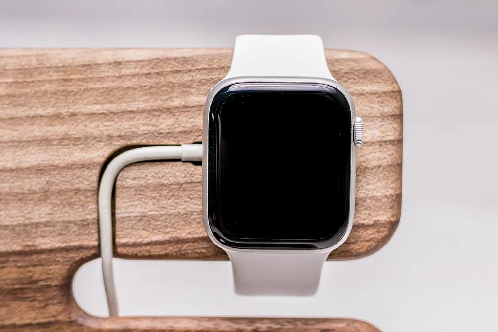 Дерев'яний органайзер з бездротовою зарядкою Apple ecoWalnut 300x231x210 мм - фото 8