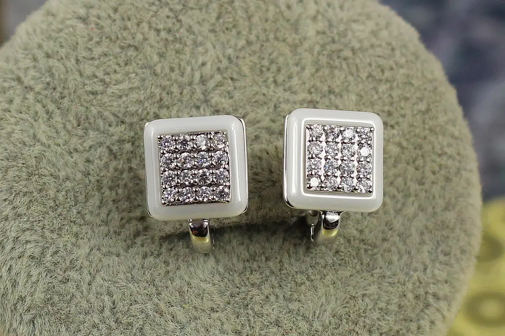 Сережки Xuping Jewelry віконце з білою керамікою 10 мм сріблясті - фото 2