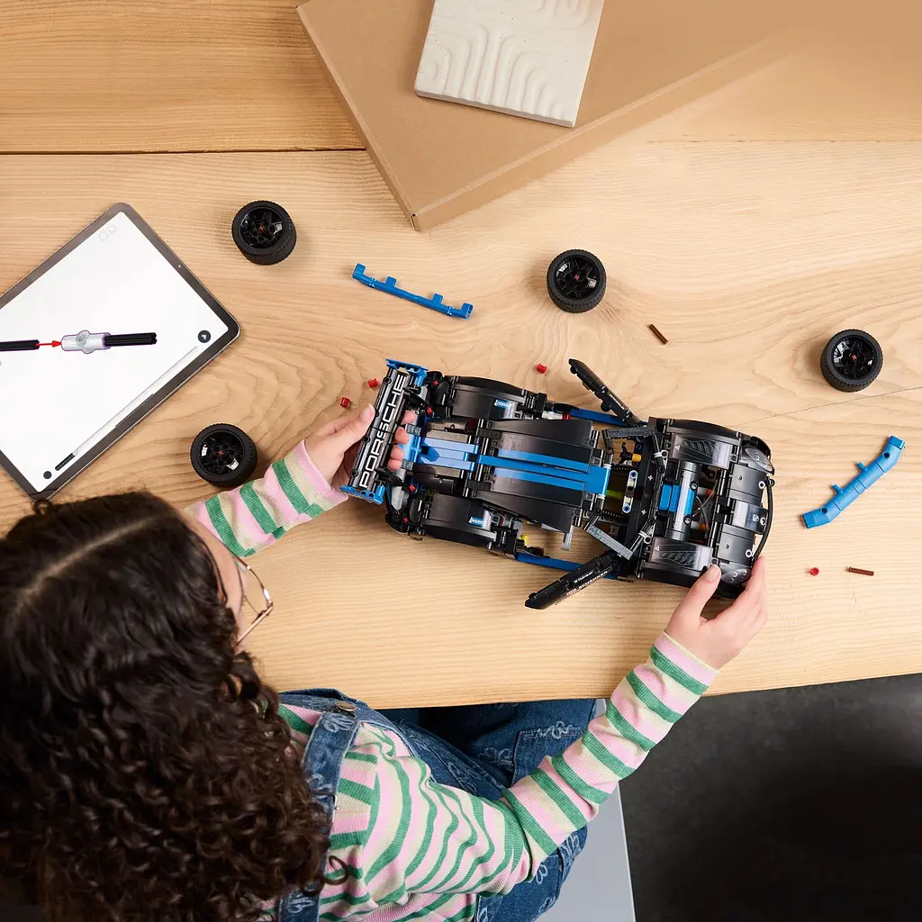 Конструктор LEGO Technic Автомобіль для перегонів Porsche GT4 e-Performance 834 деталі (42176) - фото 9
