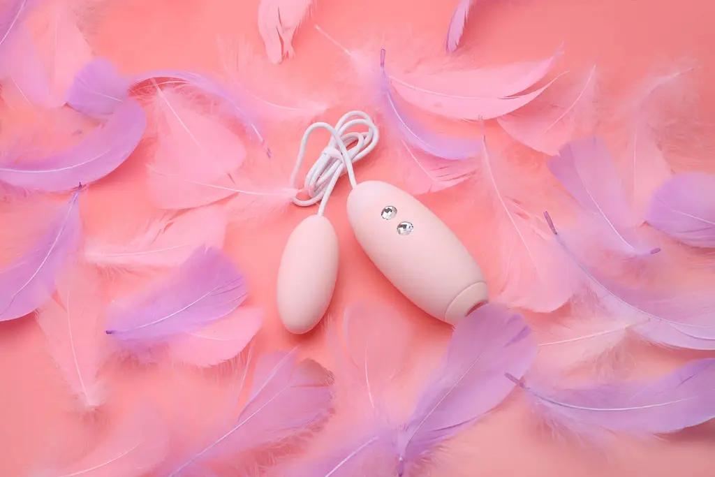 Вакуумний стимулятор з віброяйцем 2-в-1 KisToy Miss VV Pink KisToy SO3761 90360 - фото 2