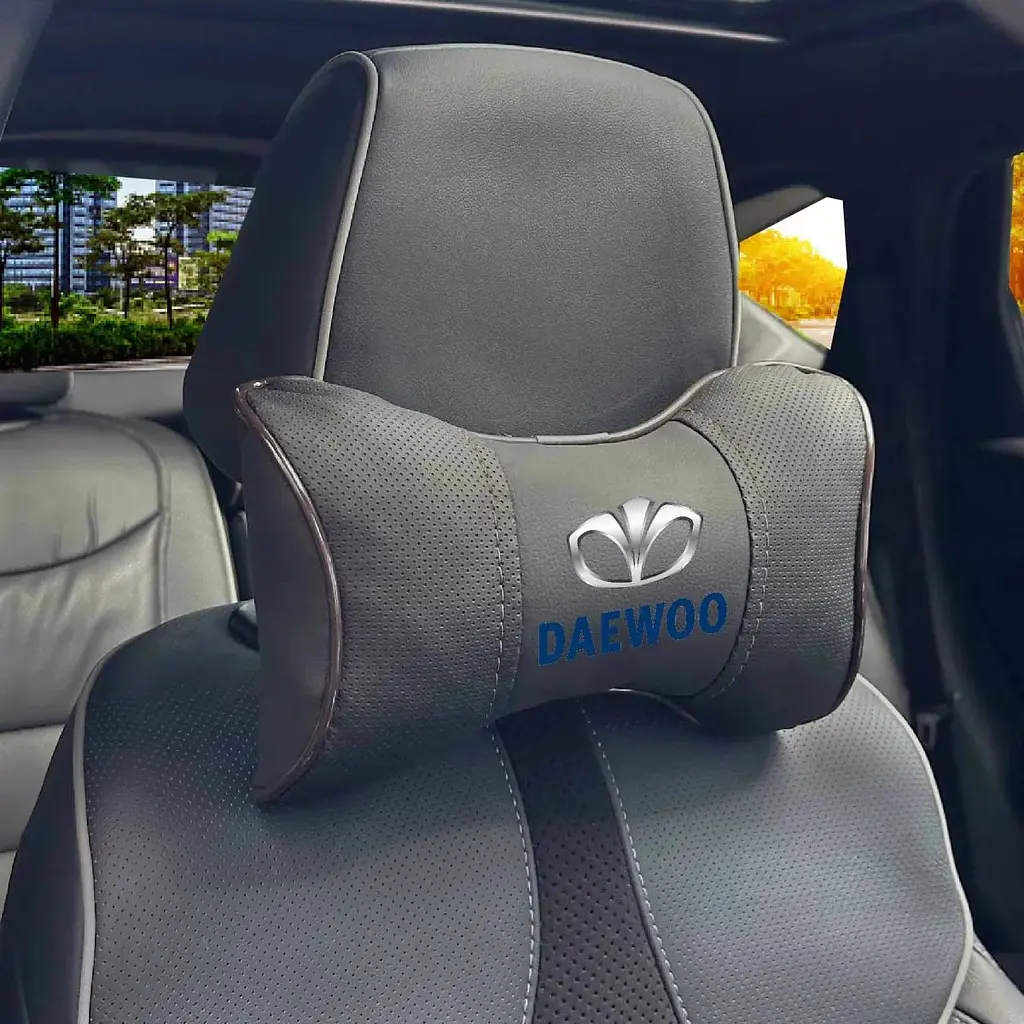Подушка на підголівник з логотипом Daewoo Екошкіра 3D Кольоровий лого Чорна-Коричневий кант 1 шт