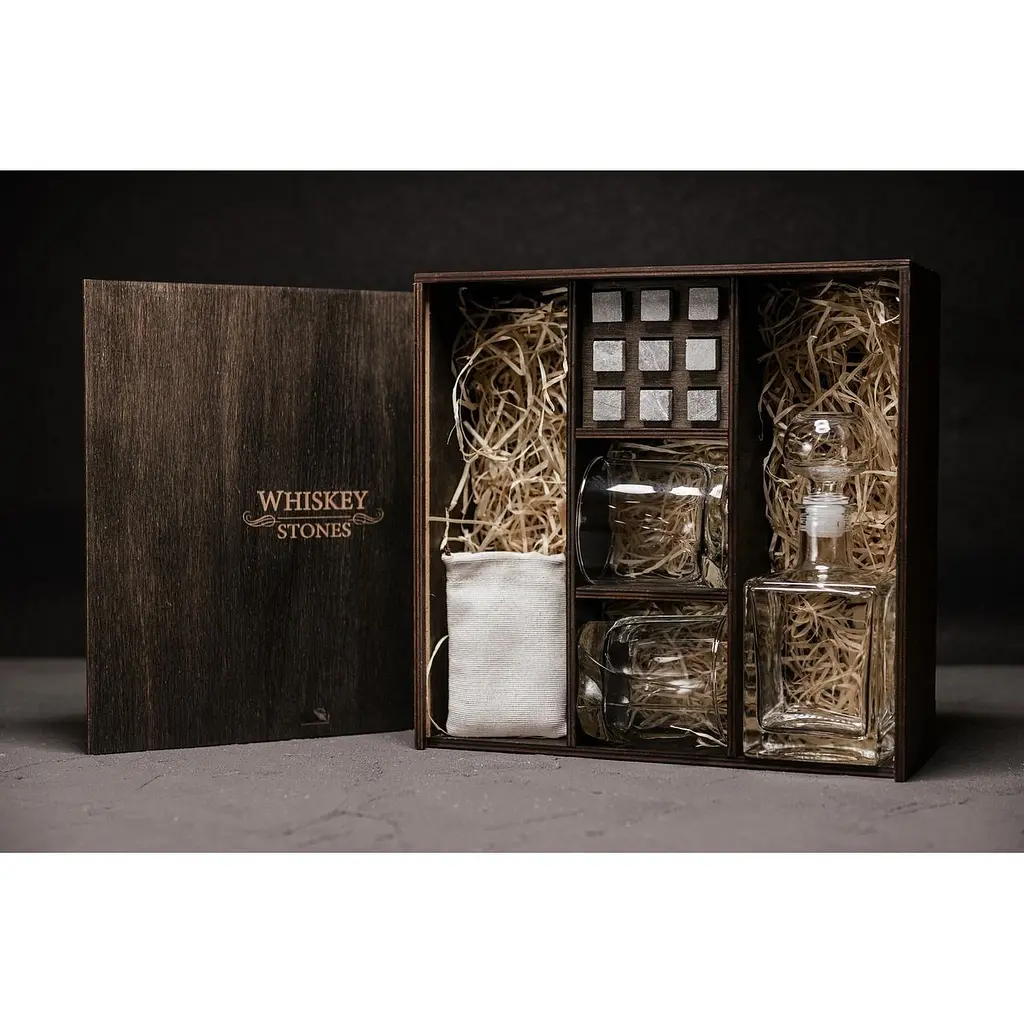 Подарунковий набір віскі Whiskey Stones з камінням для віскі в дерев'яному пеналі №3 + декантер і 2 склянки + щипці + мішечок - фото 2
