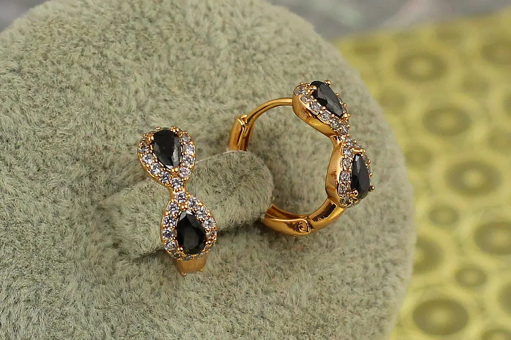 Сережки Xuping Jewelry дві капельки з чорними каменями 1.5 см золотисті - фото 2