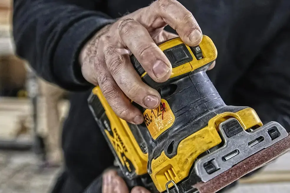 Акумуляторна вібраційна шліфмашина DeWalt без АКБ та ЗП DCW200NT - фото 12