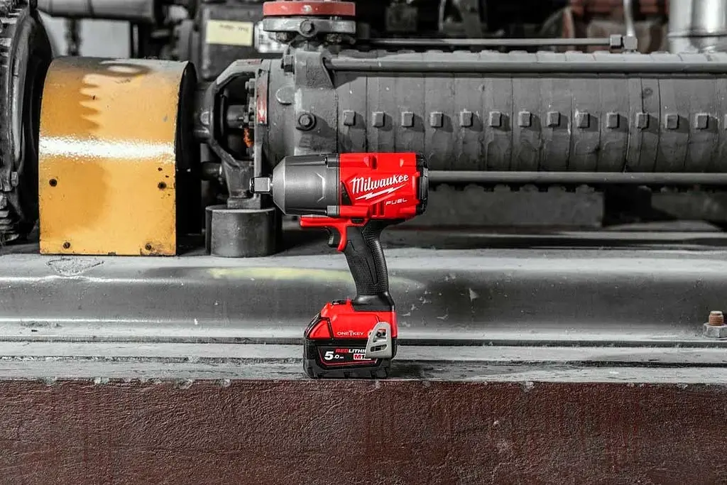 Гайковерт ударный аккумуляторный Milwaukee M18 ONEFHIWF34-502X 18В АКБ 2х5 А/ч 0-1800 об/мин 2034 Нм 3/4" ЗП M12-18FC кейс 3.5 кг - фото 2