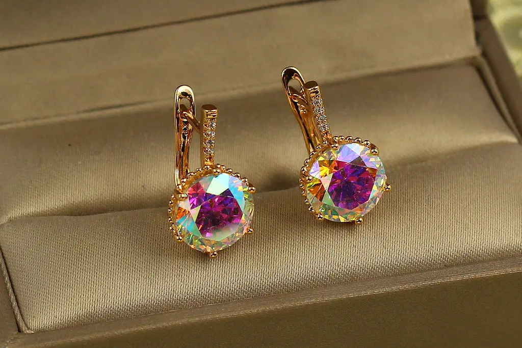 Сережки Xuping Jewelry з великим каменем хамелеон шестигранна оправа 2 см золотисті - фото 3