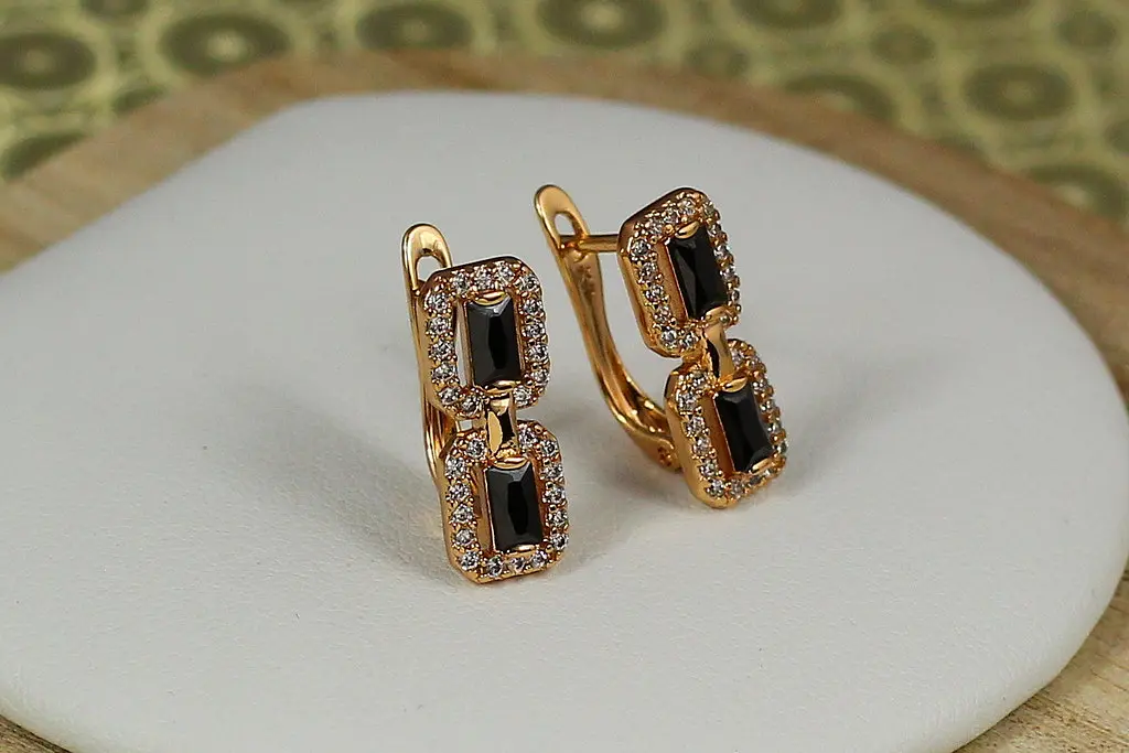 Сережки Xuping Jewelry пісочні часи із чорними каменями 1.7 см золотисті - фото 2
