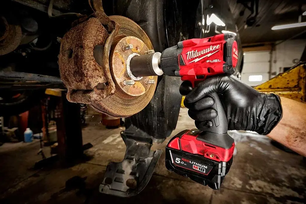 Гайковерт ударный аккумуляторный Milwaukee M18 FMTIW2F12-502X 18В АКБ 2х5 А/ч 0-2575 об/мин 881 Нм 1/2" ЗП M12-18FC кейс 6.28 кг - фото 8