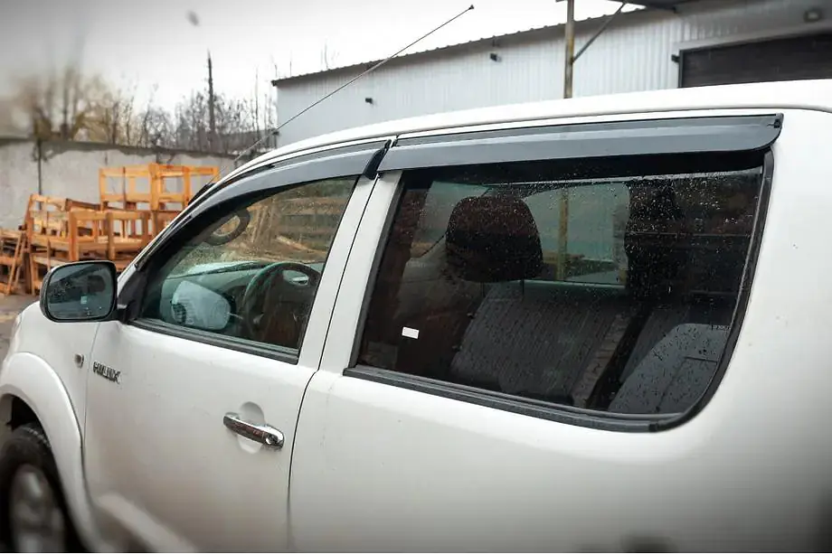 Дефлектори вікон вітровики Toyota Hilux 2006-2015 4D скотч SunPlex (SP-S-70) - фото 4