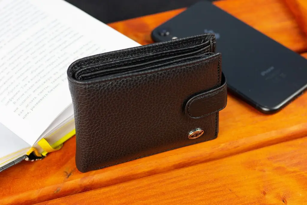 Класичне чоловіче портмоне з натуральної шкіри ST Leather ST102 чорне 9,5 см - фото 10