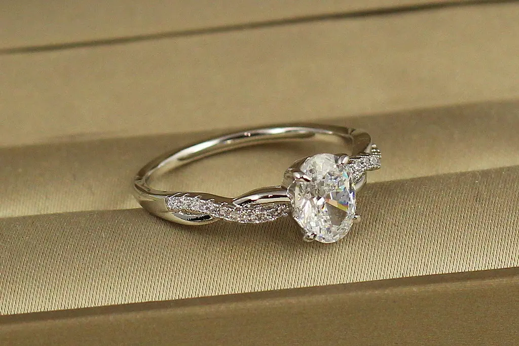 Кільце Xuping Jewelry Косичка з овальним каменем р 19 сріблясте - фото 2