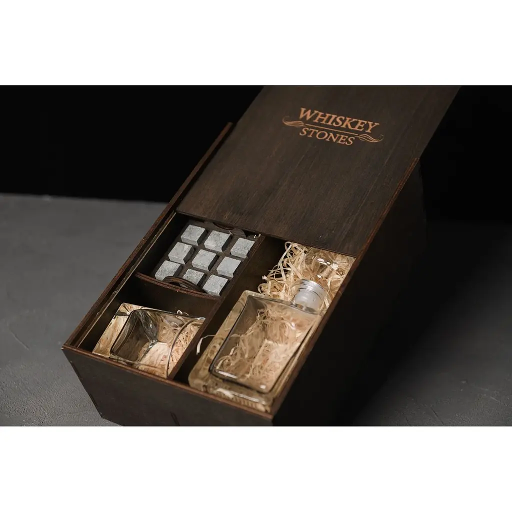 Подарунковий набір Whiskey Stones камені для віскі у дерев'яному пеналі №7 + декантер і 2 склянки Pasabahce + щипці + мішечок - фото 4