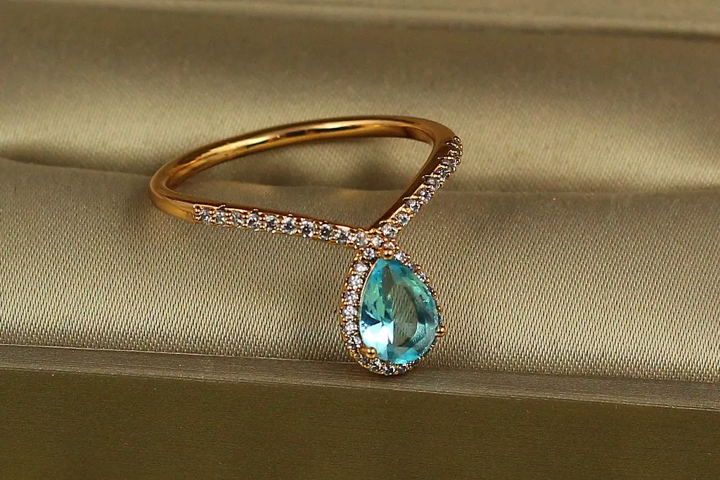 Кільце Xuping Jewelry Попелюшка з блакитним каменем р 20 золотисте - фото 2
