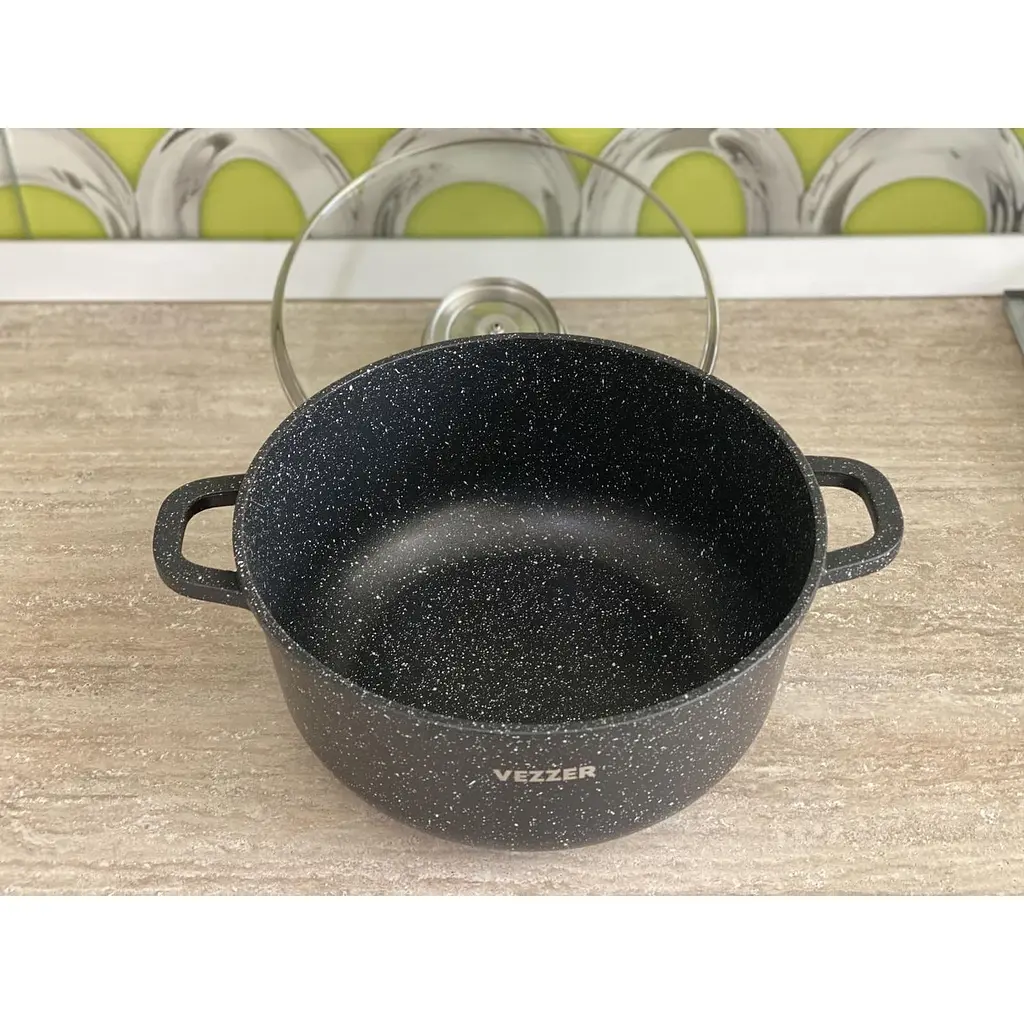 Каструля Vezzer з кришкою та силіконовими накладками на ручки 24 см 4.5 л чорна (VZ8006) - фото 7