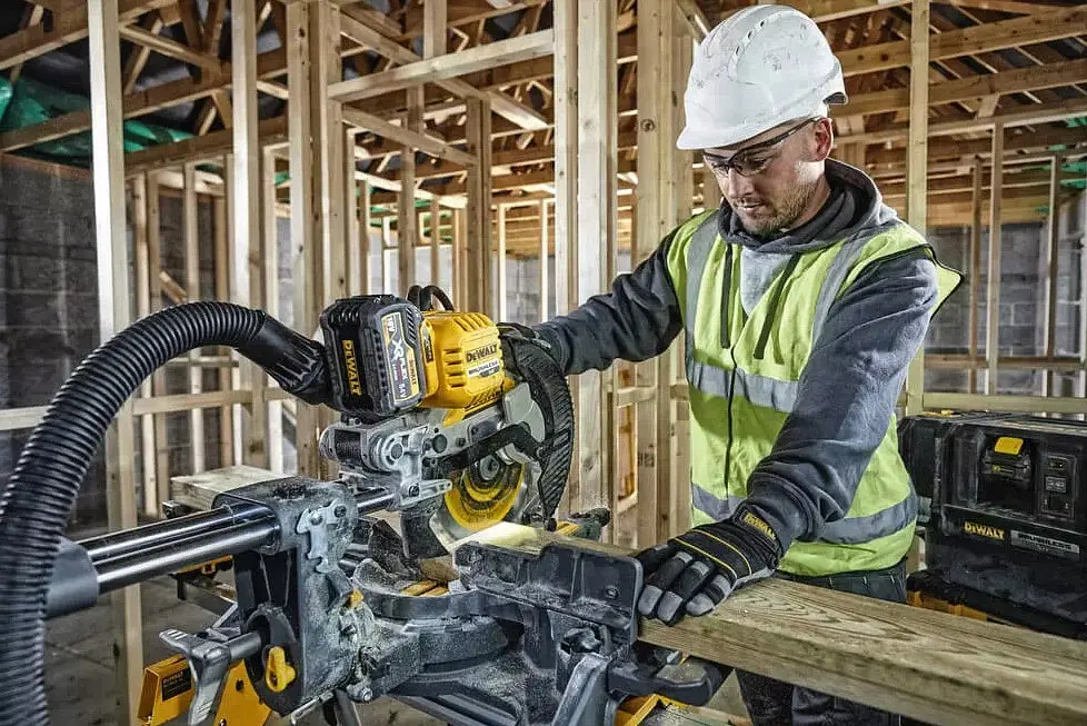 Пила торцювальна акумуляторна DeWalt з АКБ та ЗП DCS727T2 - фото 4