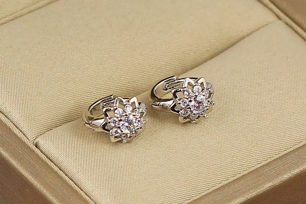 Сережки дитячі Xuping Jewelry квіточка з різними пелюстками 9.5 мм сріблясті - фото 3