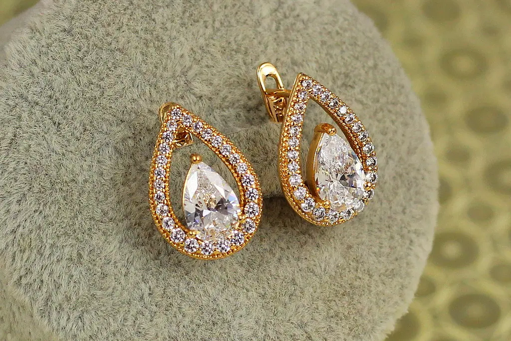 Сережки Xuping Jewelry Капля з білим каменем в окантовці 1,8 см золотисті - фото 3