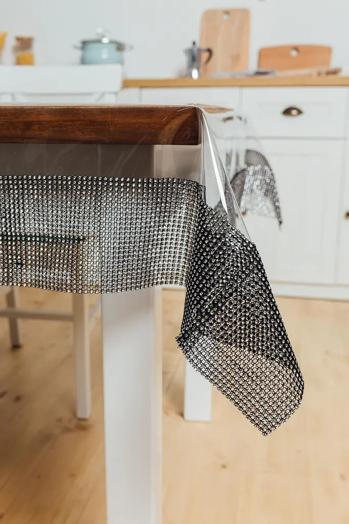 Скатертина силіконова з чорною стразовою стрічкою з камінням 350х120 см - фото 3