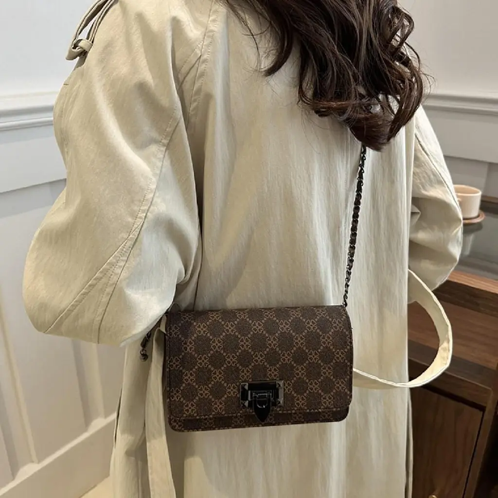 Кросбоді на ланцюжку з еко-шкіри Lilly P2-14502DB темно коричневе