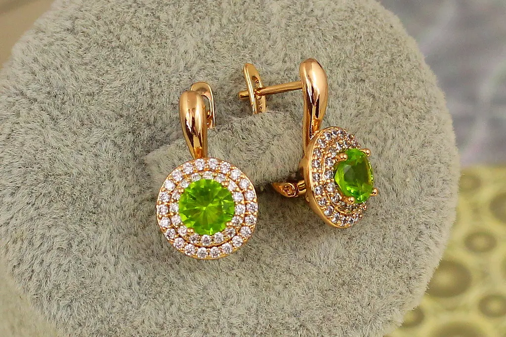 Сережки Xuping Jewelry Мрія із салатовим каменем 1,9 см золотисті - фото 2