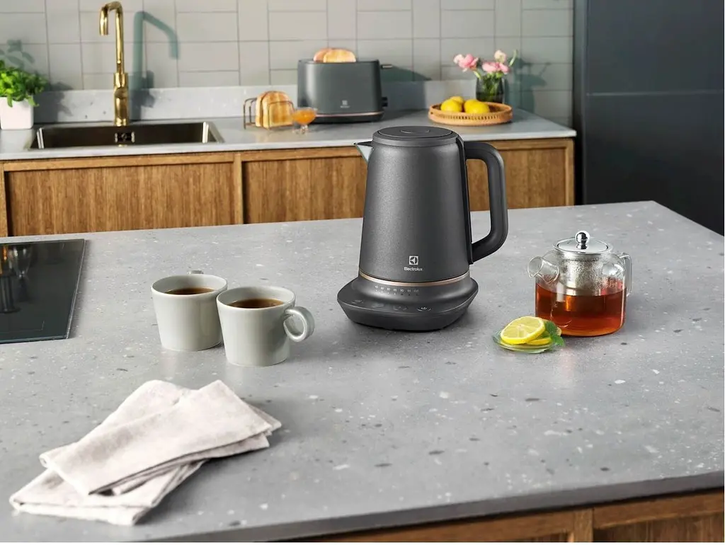 Електрочайник Electrolux E7K1-6BP 1.7 л чорний - фото 4