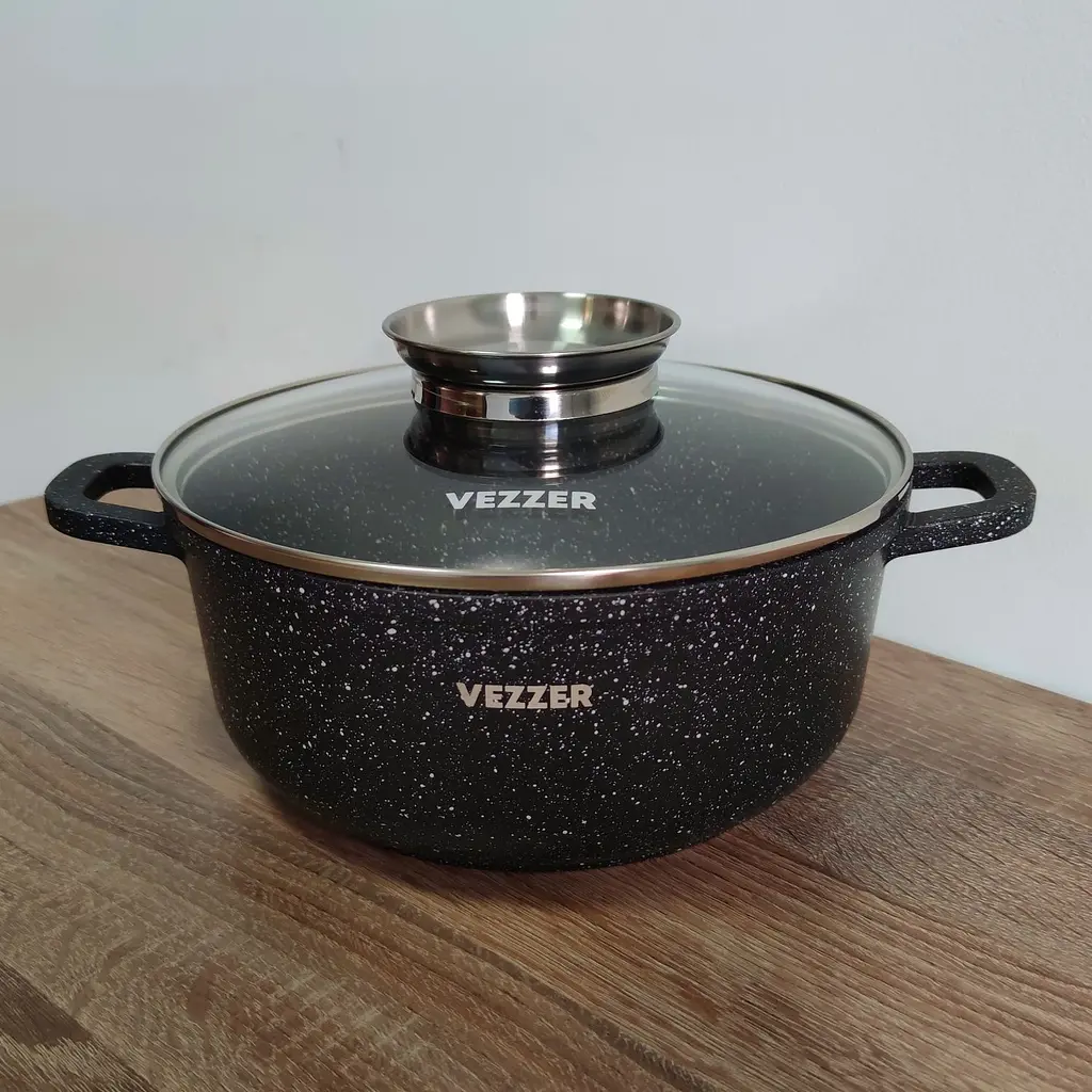 Каструля Vezzer з кришкою та силіконовими накладками на ручки 22 см 3.5 л чорна (VZ8005) - фото 4