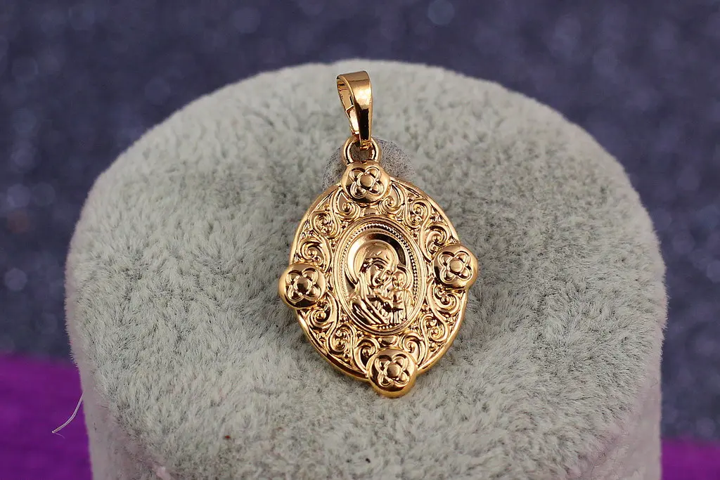 Ладанка Xuping Jewelry овальна з хвилястими краями Марія схилила голову до немовля2 см золотиста