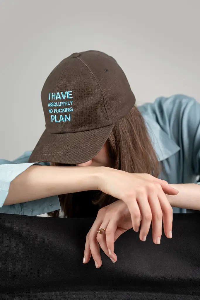 Кепка «I HAVE ABSOLUTELY NO FUCKING PLAN» коричнева - фото 12