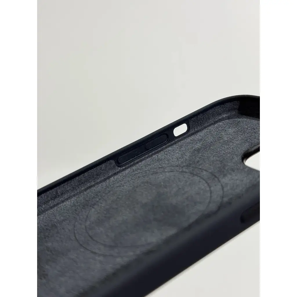 Оригинальный силиконовый чехол Apple Silicone Case with MagSafe для iPhone 15 (6.1") Midnight Black MT0J3ZM/A - фото 7
