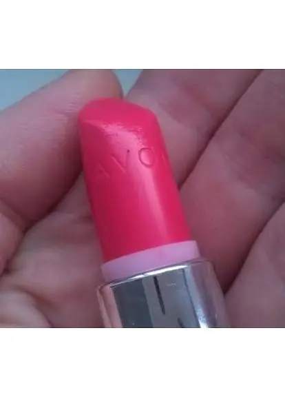 Губна помада Avon Ультра відтінок Hibiscus/Холодний каркаде 3.6 г - фото 3