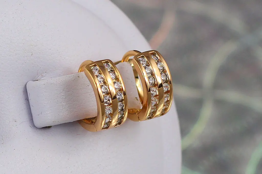 Сережки кільця Хuping Jewelry дві смуги ззаду візерунок 1.2 см золотисті - фото 2