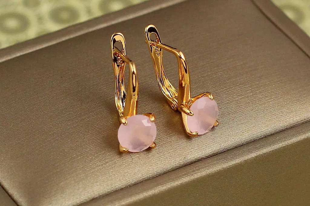 Сережки Xuping Jewelry солістка імітація рожевого кварцу 1,7 см золотисті - фото 2