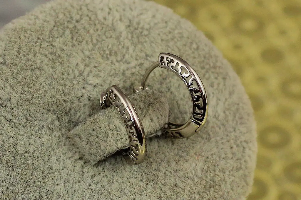Сережки Xuping Jewelry колечки з грецьким візерунком по бокам 1,5 см сріблясті - фото 2