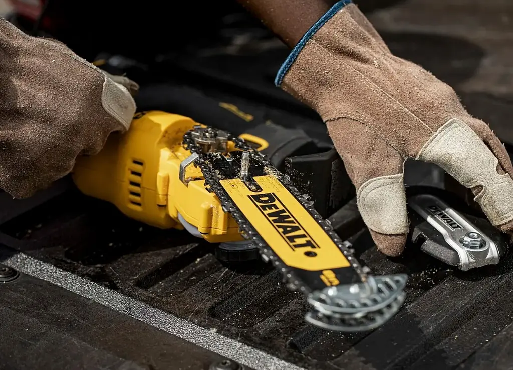 Акумуляторна міні-пилка DeWalt с АКБ та ЗП DCMPS520P1 - фото 6