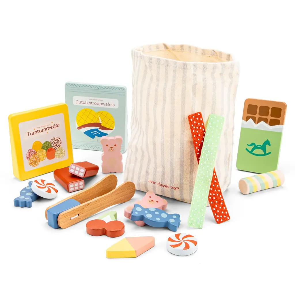 Деревянный набор конфет New Classic Toys в тканевом мешке.
