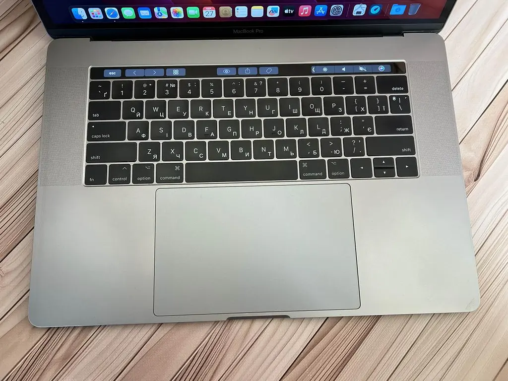 Ноутбук Apple MacBook Pro 15" A1707 i7-7820HQ/16/1TB (C02TX0XHHTDF) Б/в - фото 2