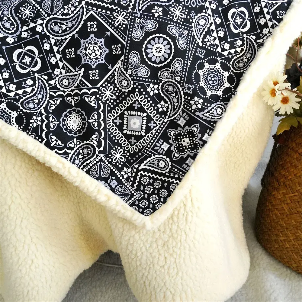 Ковдра для тварин Derby Сlassic Warm fleece blanket Чорно-білий S (70х100 см) - фото 2