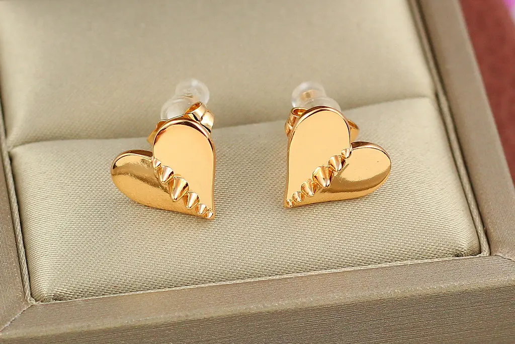 Сережки гвоздики Xuping Jewelry строге серце 1,3 см золотисті - фото 2
