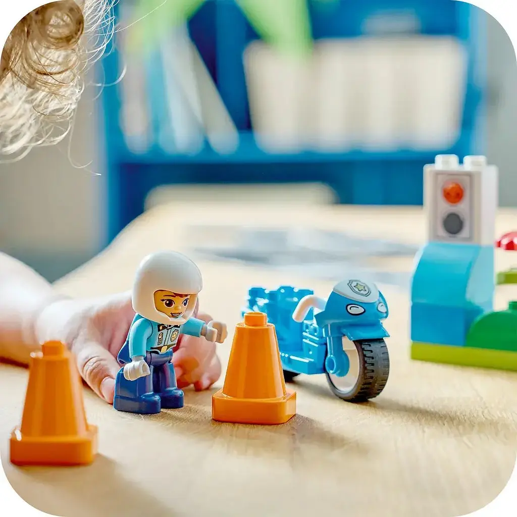 Конструктор LEGO DUPLO Town Синий полицейский мотоцикл 11 деталей (10471) - фото 9
