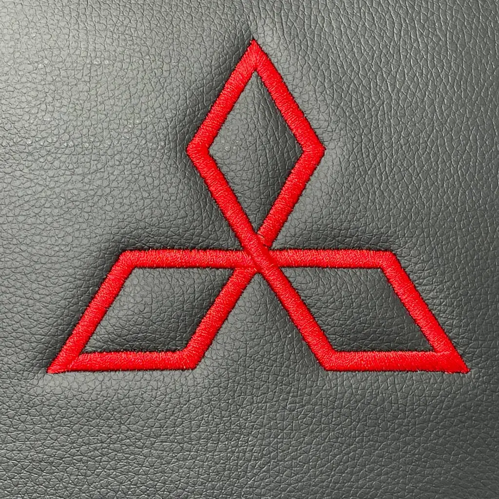Подушка на підголівник з логотипом Mitsubishi Антара-Екошкіра Чорно-Червона 1 шт - фото 4
