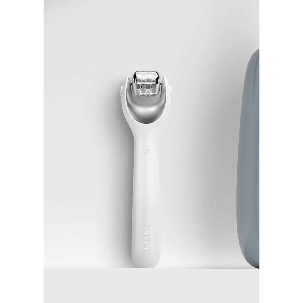 Електронний ролик для обличчя з мікроголками GESKE MicroNeedle Face Roller 9 в 1 білий - фото 8