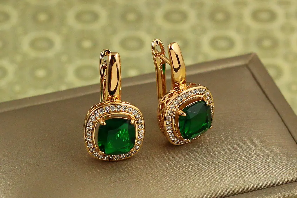 Сережки Xuping Jewelry Титан із зеленим каменем 2,3 см золотисті