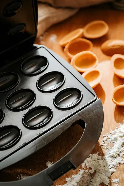 Электрическая орешница Adler AD 3071 форма для орешков 12 половинок - фото 8