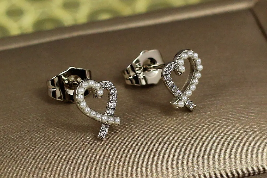Сережки гвоздики Xuping Jewelry серце обідок з перлинками 10 мм сріблясті - фото 2