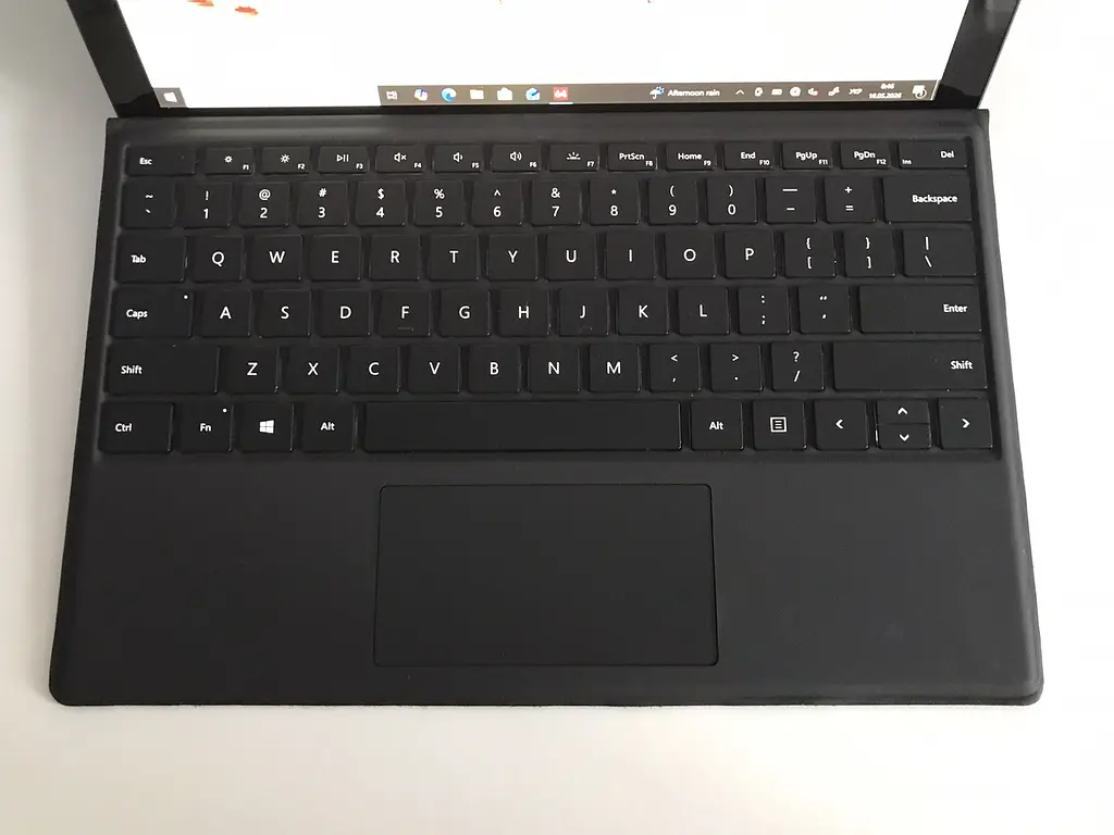 Ноутбук - планшет Microsoft Surface Pro 7 1866 (i5-1035G4 / 8GB / SSD 256GB / 12.3" 2736x1824 IPS Touch) б/в - фото 3