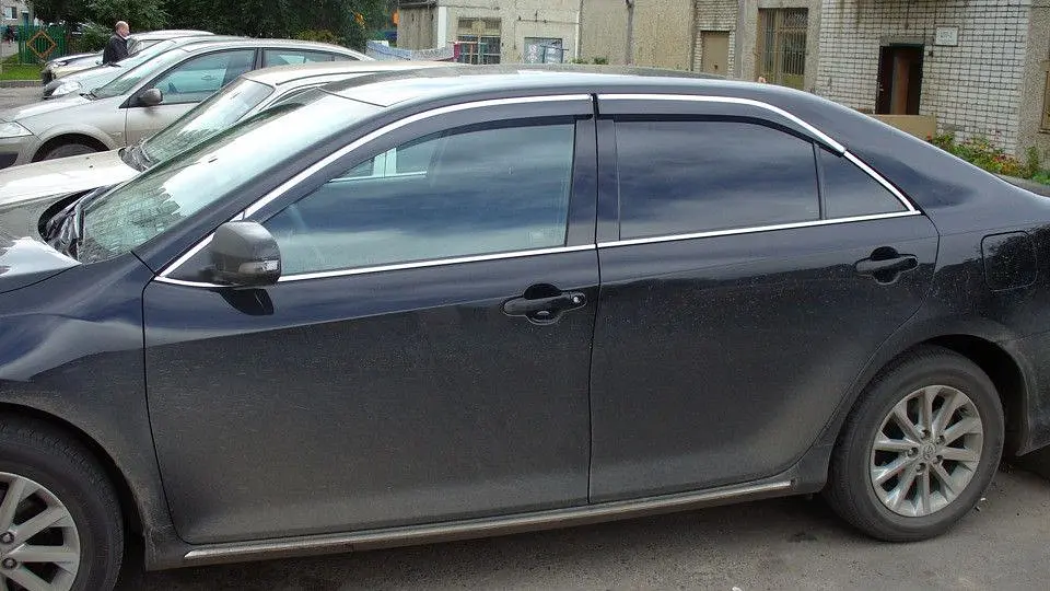 Дефлектори вікон вітровики для Toyota Camry V50 2011- (З Хромом ) (08611-33840) - фото 2