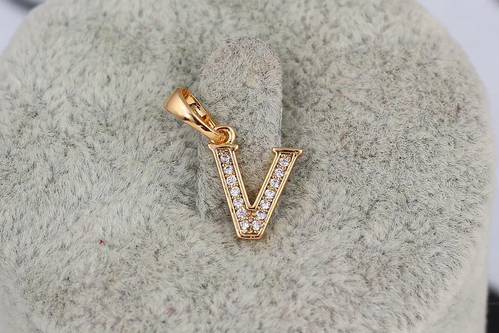 Кулон Xuping Jewelry літера V 1,2 см золотистий