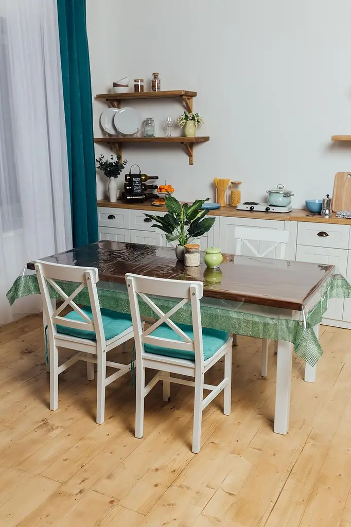 Скатерть силиконовая с зеленой стразовой лентой 170х170 см - фото 2