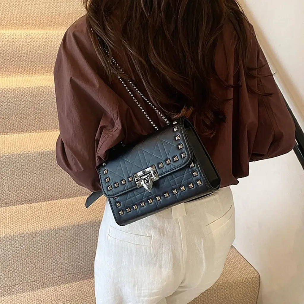 Сумка із заклепками на ланцюжку Lilly P2-87102A чорна - фото 11